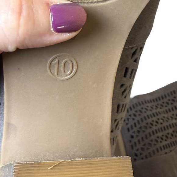 Steve Madden Gray Perforated Block Heel Peep Toe Ankle Booties Women’s 10M - Picture 9 of 10